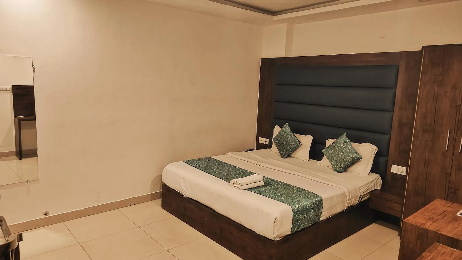 Hotel The Caves A Family Hotel Near Igi Airport New Delhi 4*,