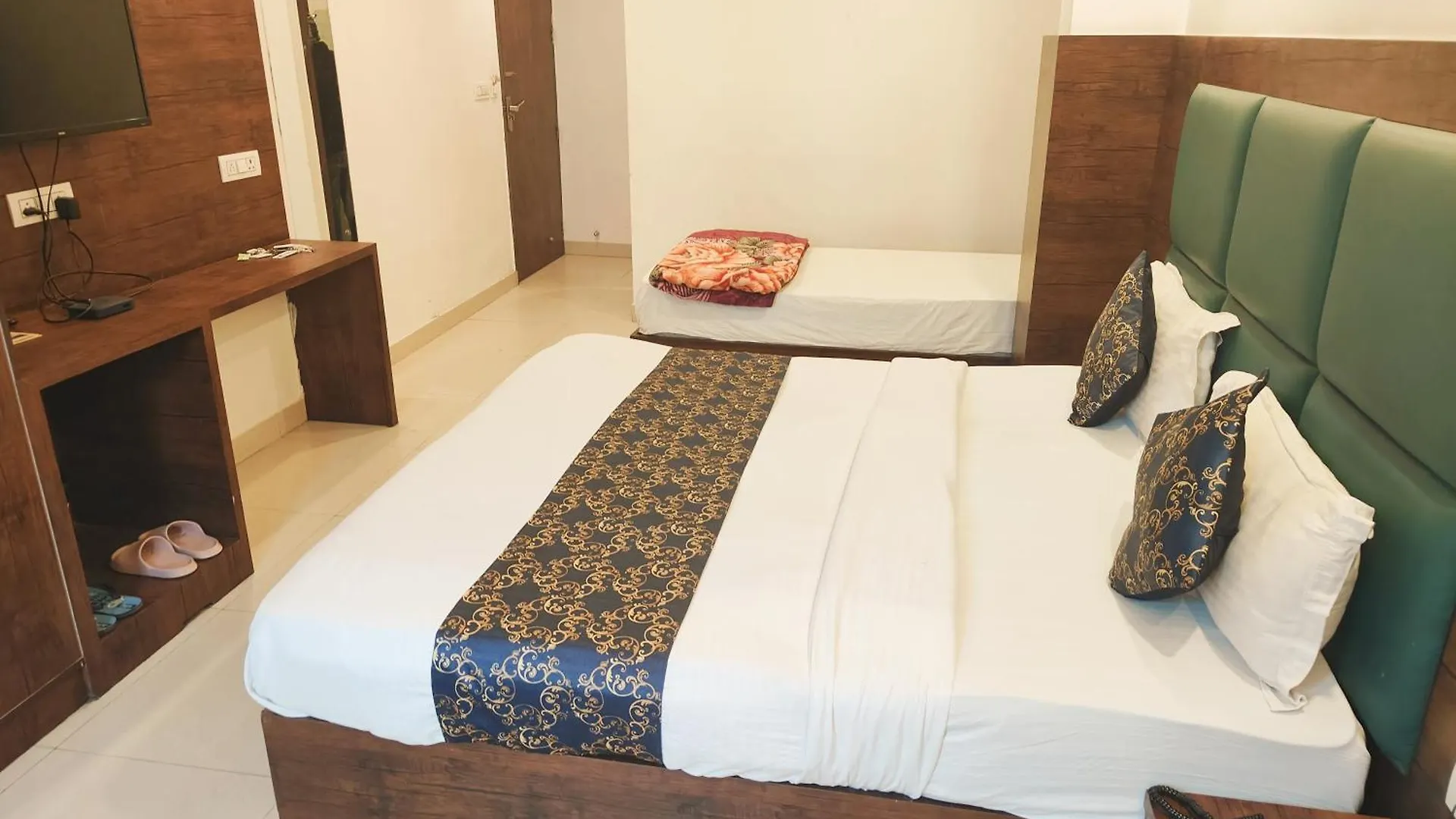 Hotel The Caves A Family Hotel Near Igi Airport New Delhi 4*,  India